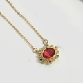 Collar dorado elegante con colgante ovalado de rubí rodeado de gemas de colores - Rojo