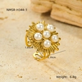 Macro detail of gold stainless steel flower ring with white pearls and 6.8g weight - Sunburst Radiance Pearl(NMSR-H344-1)