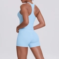 Vue latérale d'une femme en débardeur dos nageur bleu clair et short de sport - Bleu Ciel