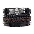 Dettaglio di bracciali multistrato in pelle con perline di legno e ciondoli a teschio - Stile Teschio (10)