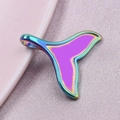 Makroaufnahme von Meerjungfrauenschwanz-Anhänger aus Edelstahl mit lila Emaille - Regenbogen & Violettes Emaille