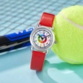 Detailopname van rood kwarts kinderhorloge met zilveren kast op een gele tennisbal - Rood