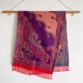 Ethno-Schal mit Paisley-Muster in Lila und Rot mit Fransenabschluss am Saum - Lila