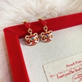 Dettaglio macro di orecchini a forma di leone danzante con perle rosse e smalto - Stile Simmetrico Danza Del Leone Pentagramma (Stile 1) / Rosso