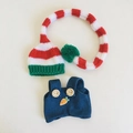 Weihnachtliche Strickmütze und Denim-Latzhose-Set für 17cm Plüschpuppen-Kleidung Zubehör - Rot-weißer Kapuzenschal & Latzhose Set / Passend für 17cm Puppen
