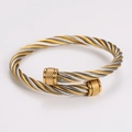 Detalle de la pulsera de cable de acero inoxidable bicolor con acabados dorados pulidos - Bicolor (Oro y Plata)