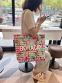 Detalle de un bolso tote de lona floral con asas de cuerda de cáñamo y estampado Boracay - Estilo 5 (Modelo Con Borde)