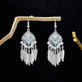 Pendientes largos bohemios con cuentas azules y colgantes de plumas de metal plateado - E5970-8 Pluma Azul