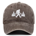 Detailansicht der Bigfoot-Stickerei auf einer gewaschenen Vintage-Baumwoll-Baseballkappe - Verstellbar / Kaffeebraun