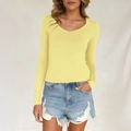 T-shirt da donna gialla a maniche lunghe con scollo a V abbinata a shorts di jeans casual - XS / Giallo