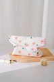 Texture dettagliata della borsa da trucco in cotone con stampa floreale e rilievi - Sfondo Bianco Con Piccoli Fiori Rosa