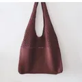Detailansicht der dunkelroten Stricktasche mit hohlem Rauten-Maschenmuster Design - Burgunderrot