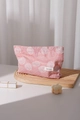 Detail van de roze katoenen make-uptas met wit bladborduurwerk en geweven H&R BAG-etiket - Roze Groot