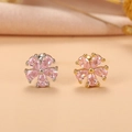 Gros plan de boucles d'oreilles en cœur avec zircons roses et montures en or et argent - 5# Fleur d'Argent Gemme Rose