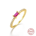 Dettaglio anello in argento S925 con gemma rosa rettangolare e pavé di zirconi - US 6 / Oro - Zirconia Rosso Rosa