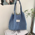 Detailansicht der blau-weißen karierten Web-Tasche mit dicker Stofftextur - Beschichtetes blaues Karo