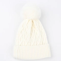 Detalle de gorro de punto blanco con patrón de trenzas gruesas y pompón de pelo sintético - Talla Única (Elástico) / Blanco