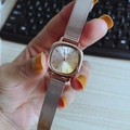 Dettaglio dell'orologio al quarzo quadrato oro rosa con cinturino a maglia da donna - Oro Rosa