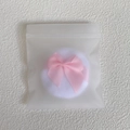 Houppette en velours cristal blanc avec nœud rose dans un sachet givré scellé - Sac dépoli / Petit (55*15MM)