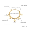 Nahaufnahme des doppellagigen 18K Schmetterlings-Armbands mit Karabinerverschluss und Kette - Gold
