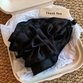 Pince à cheveux noire plissée à pois dans une élégante boîte cadeau blanche - Pince Torsadée / Noir