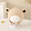 Detalle del tejido de punto de gorro beige para bebé con orejeras marrones y correa - 8 meses-2 años / Beige