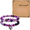 Dettaglio di bracciali in pietre naturali viola con ciondolo a cuore su biglietto - Set di Agata Viola