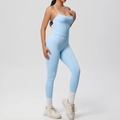 Detail eines hellblauen zweiteiligen Yoga-Sets mit Spaghettiträger-Top und High-Waist-Leggings - S / Himmelblau