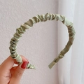 Cerchietto in raso plissettato verde chiaro con elegante fiocco su design imbottito - Verde