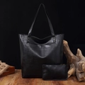 Détail du sac cabas vintage noir avec pochette assortie sur un support en bois - Ensemble 2-en-1 avec Fermeture / Noir
