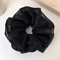 Primer plano de coletero negro brillante con borde de encaje sobre escritorio blanco - Negro