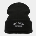 Detail der weißen SHIT SHOW SUPERVISOR Stickerei auf der schwarzen Strickmütze - Schwarz