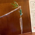 Épingle à cheveux bambou chinois avec feuilles vertes et glands argentés sur bois sombre - Frange en Bambou Argenté (36#)