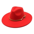 Detail van een rode wollen fedora hoed met bruine leren band en gouden gesp - M / Rood