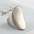 Dettaglio di un grande anello ovale a scudo in acciaio inossidabile spazzolato argento - US 5 / Color Acciaio