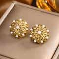 Vue macro de boucles d'oreilles vintage en or évidé avec perles et cristaux brillants - Perle Ajourée Vintage Or (E-225)