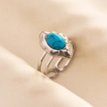 Vue détaillée de la bague en acier inoxydable avec pierre turquoise bleue et martelage - Argent-Bleu Foncé