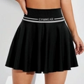 Detail eines Tennisrocks mit Falten und GYMWEAR-Schriftzug am gestreiften Elastikbund - S / Schwarz