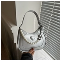 Dettaglio borsa a mezzaluna argento con goffratura a cuore e catena decorativa di perle - Argento