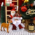 Dettaglio del pendente di Babbo Natale in peluche con cappello tartan e decoro natalizio - Babbo Natale