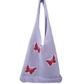 Dettaglio della borsa in maglia traforata viola con motivi di farfalle rosse vivaci - Viola