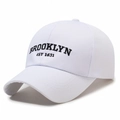 Berretto da baseball in cotone bianco con ricamo Brooklyn nero e visiera curva - Bianco