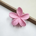 Pinza per capelli a fiore rosa con trama incrinata e vivace stile dopamina - Forma di Plumeria / Rosa