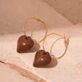 Retro oorbellen met bruine acryl hart hanger en een elegante gouden afwerking - koffiekleur
