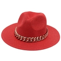 Vue détaillée d'un chapeau de paille Panama rouge avec une grosse chaîne en acrylique doré - Chapeau de Paille à Bord Plat / Rouge