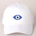 Detalle del bordado del ojo turco y la cuerda decorativa en la gorra trucker blanca - Blanco