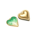 Colgante de corazón con diseño de mármol verde y superficie de metal dorado pulido - Corazón de Aceite de Goteo Degradado Verde
