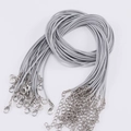 Cordón de collar encerado gris claro 45cm con cierre de mosquetón de plata y cadena - Longitud 50cm-1.5mm / Gris