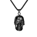 Détail d'un pendentif tête de mort noir style punk et sa chaîne en métal - Crâne noir avec chaîne plaquée