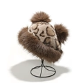 Winterlicher Kunstpelzhut mit Leopardenmuster und flauschigen Pompons auf Ständer - M (56-58cm) / Braunbeige Leopard (B)